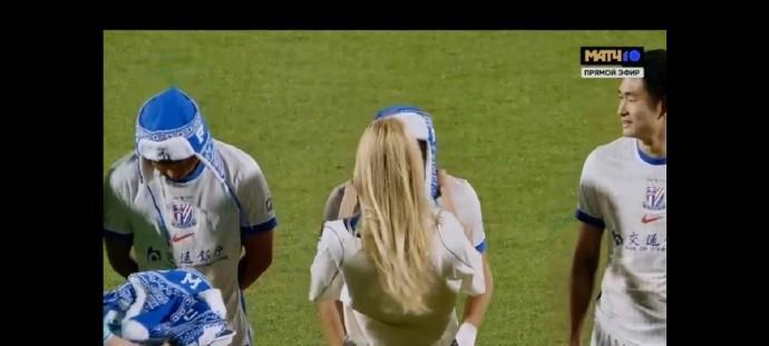 世界杯比赛在线观看地址-传递赛场友好,莫斯科迪纳摩向申花球员赠送民族特色帽子